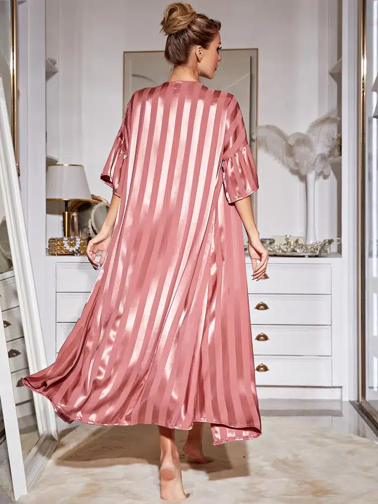 Ensemble de pyjama nuisette rose en satin à rayures – Image 5