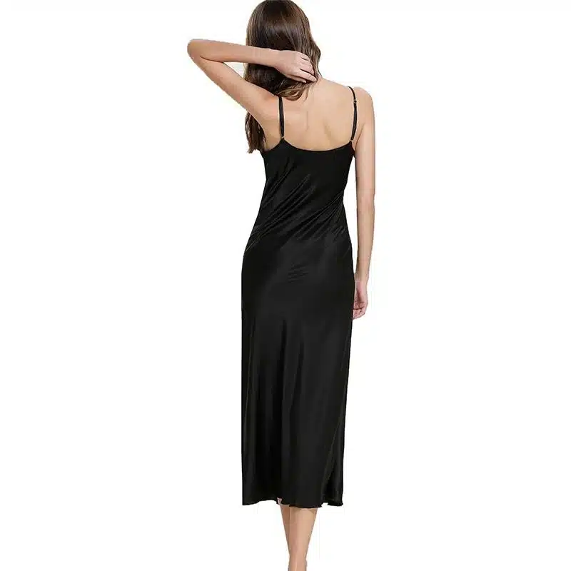 nuisette noir longue portee par une femme debout et de dos